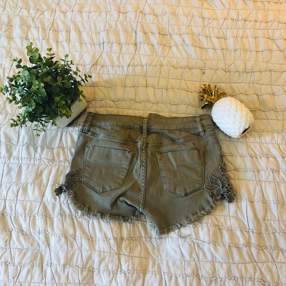 Army green shorts with cute detail on sides! - Picture 2 of 6
